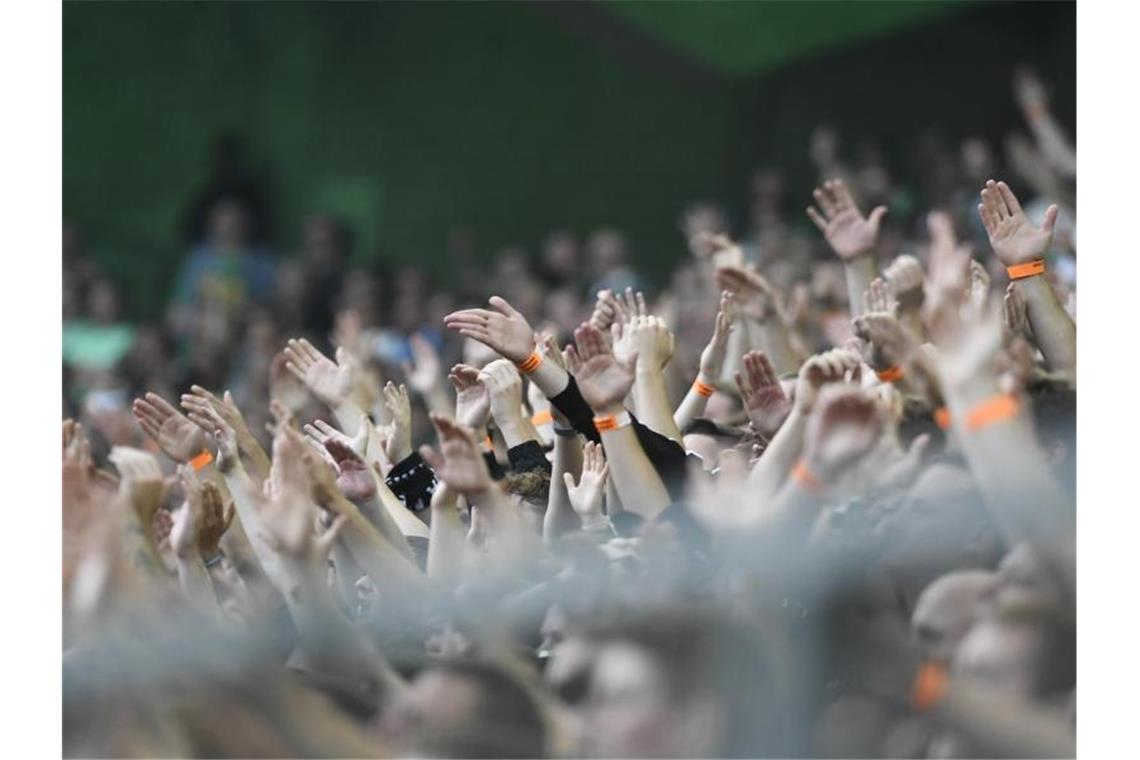 Mehr Zuschauer: Südwesten setzt Beschluss großzügig um Fans jubeln im Stadion. Foto: Bernd Thissen/dpa/Symbolbild
