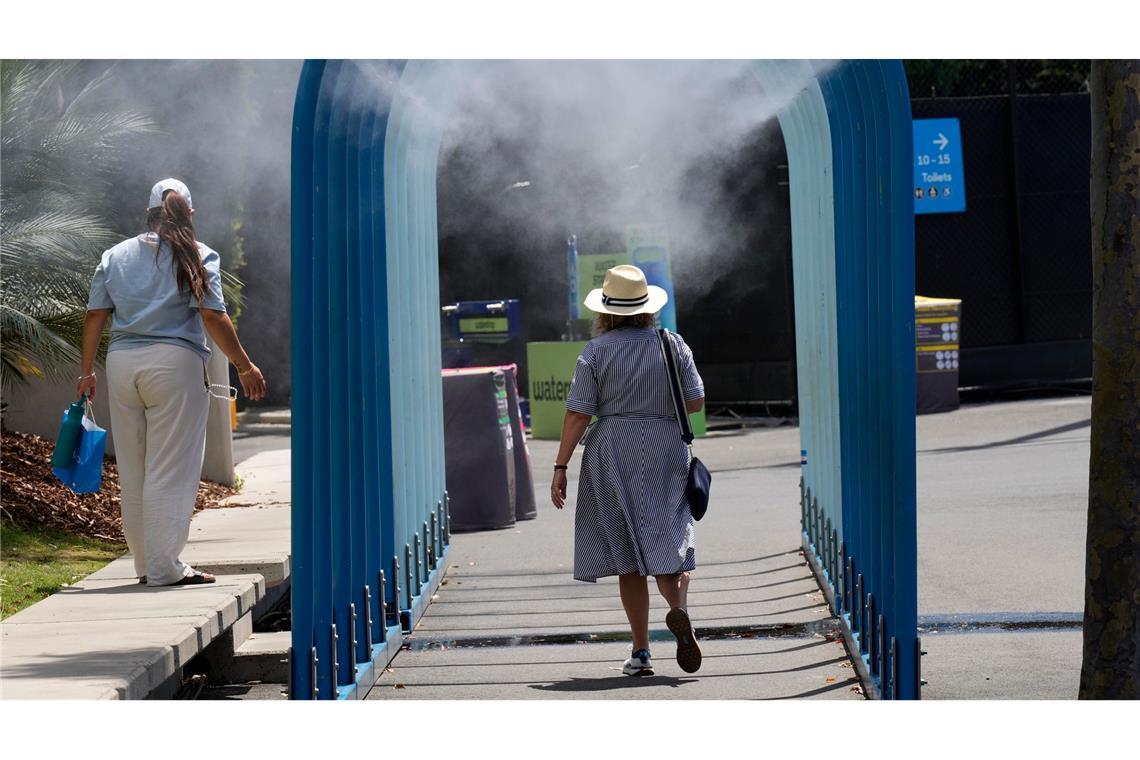 Fans laufen durch Wassernebel bei den Australian Open.