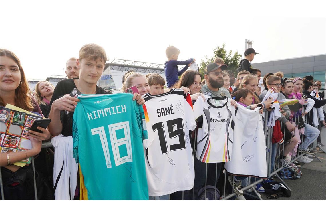 DFB-Elf trifft am Hotel in Stuttgart ein – Empfang mit Jubel Fans mit den Trikots ihrer Lieblingsspieler