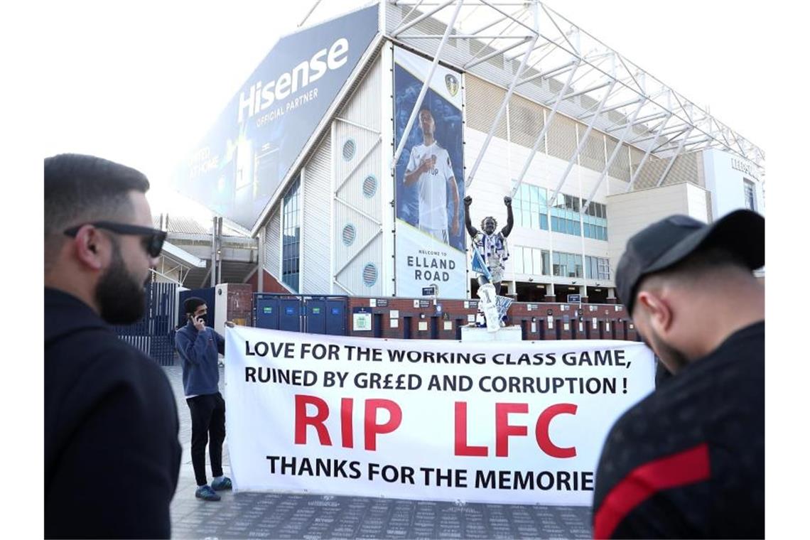 Fußball-Europa in Schieflage: Machtkämpfe um Milliarden Fans protestierten vor dem Spiel von Leeds United gegen den FC Liverpool gegen die geplante Super League. Foto: Zac Goodwin/PA Wire/dpa