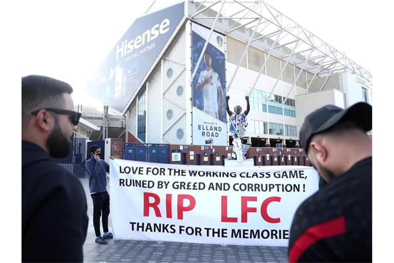 Fans protestierten vor dem Spiel von Leeds United gegen den FC Liverpool gegen die geplante Super League. Foto: Zac Goodwin/PA Wire/dpa