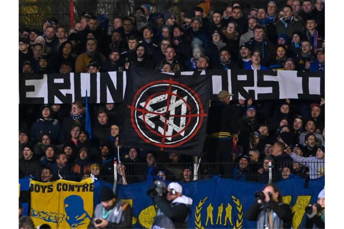 Ultra-Fans drohen mit Protesten und Spielabbrüchen Fans protestierten während des Pokalspiels des 1. FC Saarbrücken gegen Fortuna Düsseldorf gegen den DFB. Foto: Oliver Dietze/dpa