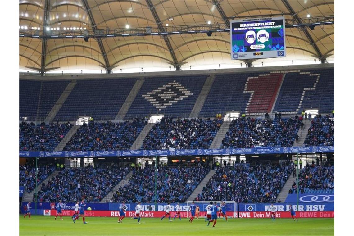 HSV auf Kurs: Sieg gegen Aufstiegskonkurrent Heidenheim Fans sitzen auf der Südtribüne im Volksparkstadion. Foto: Marcus Brandt/dpa