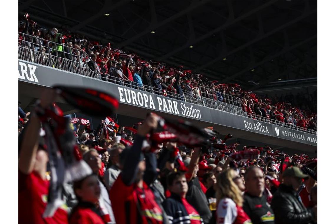 Notarzt-Einsatz bei Stadion-Premiere des SC Freiburg Fans stehen auf der Tribüne des neuen Europa-Park Stadions. Foto: Tom Weller/dpa
