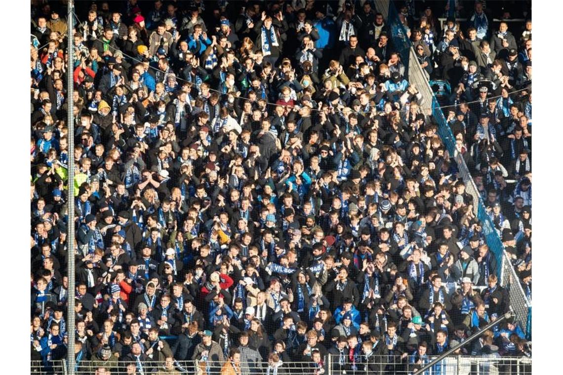 Lauterbach: „Spiele im vollen Stadion nicht akzeptabel“ Fans stehen dicht gedrängt auf der Tribüne des Stadiums in Bochum. Foto: Marcel Kusch/dpa