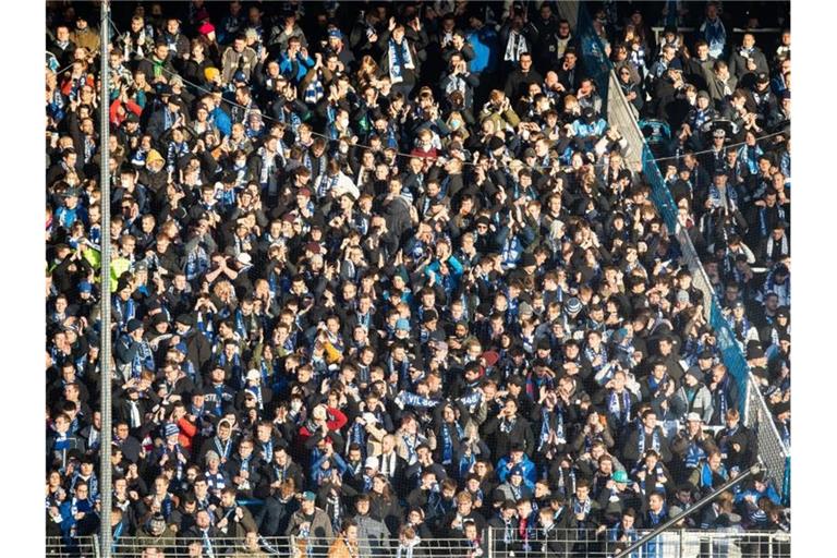 Fans stehen dicht gedrängt auf der Tribüne des Stadiums in Bochum. Foto: Marcel Kusch/dpa
