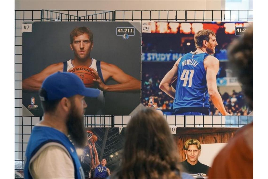 „Für immer 41“ in Dallas: Nowitzkis Feier mit viel Liebe Fans stehen Schlange, um Erinnerungsstücke an den ehemaligen Dallas-Star Dirk Nowitzki zu erwerben. Foto: Lm Otero/AP/dpa