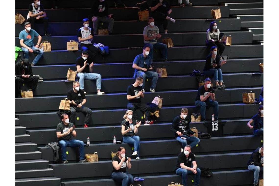 Titelverteidiger Alba Berlin zieht ins Halbfinale ein Fans verfolgen mit Abstand das Spiel der Hamburg Towers gegen Alba Berlin. Foto: Daniel Reinhardt/dpa