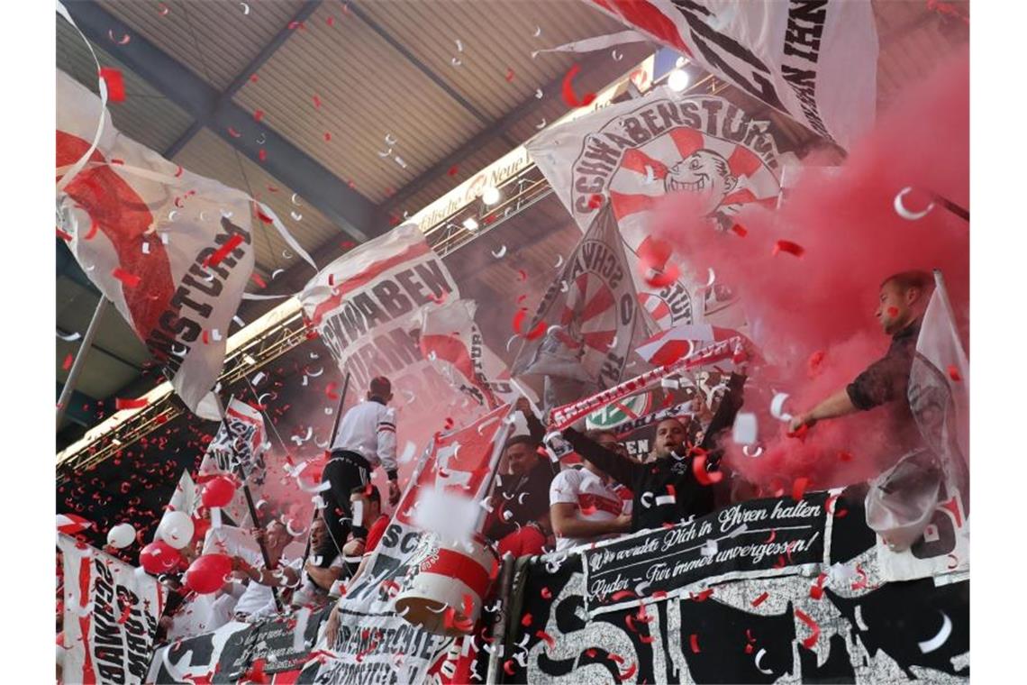 Glücklicher VfB besiegt zehn Bielefelder in Nachspielzeit Fans vom VfB Stuttgart jubeln und zünden Pyrotechnik zu Spielbeginn. Foto: Friso Gentsch