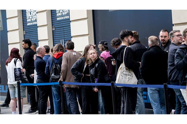 Fans von Billie Eilish kurz vor ihrem Treffen mit ihrem Idol.