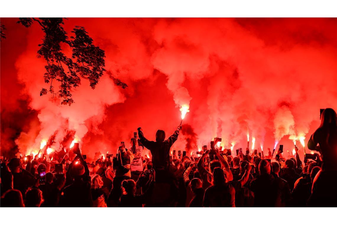 Bilder des Tages Fans von Dynamo Dresden empfangen nach dem Aufstieg in die 2. Bundesliga den Mannschaftsbus vor der Trainingsakademie und zünden dabei Pyrotechnik.