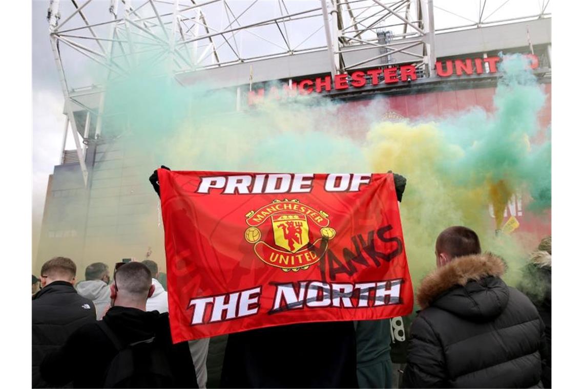 Fans von Manchester United protestieren vor dem Old Trafford. Später haben Hunderte United-Fans den Platz im Stadion gestürmt. Foto: Barrington Coombs/PA Wire/dpa