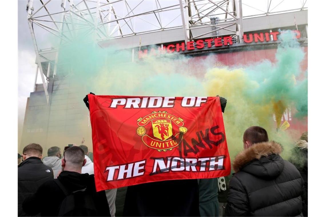 United-Fans stürmen Platz - Spiel gegen Liverpool verschoben Fans von Manchester United protestieren vor dem Old Trafford. Später haben Hunderte United-Fans den Platz im Stadion gestürmt. Foto: Barrington Coombs/PA Wire/dpa