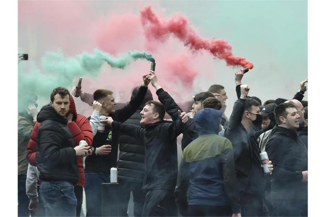 Fans von Manchester United zeigten ihre Unzufriedenheit auf der Straße. Foto: Rui Vieira/AP/dpa