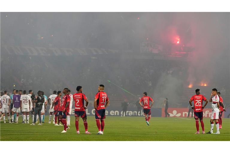 Fans von Medellin sorgen für den Spielabbruch.