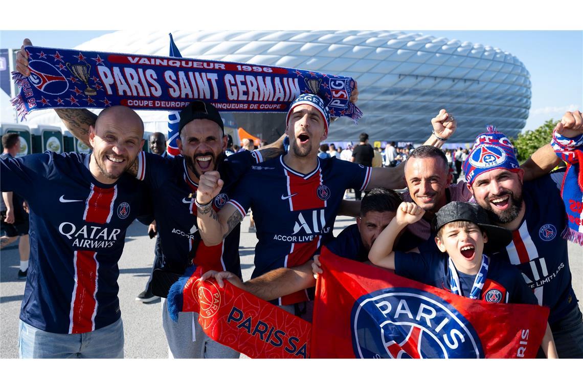 Bilder des Tages Fans von Paris feiern vor dem Spiel am Stadion.