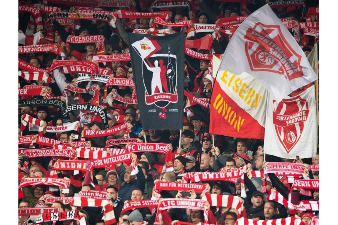 Union vor Fans gegen Freiburg: Keine Gesänge und Sprechchöre Fans von Union bejubeln ihre Mannschaft. Foto: Soeren Stache/dpa-Zentralbild/dpa/Archiv