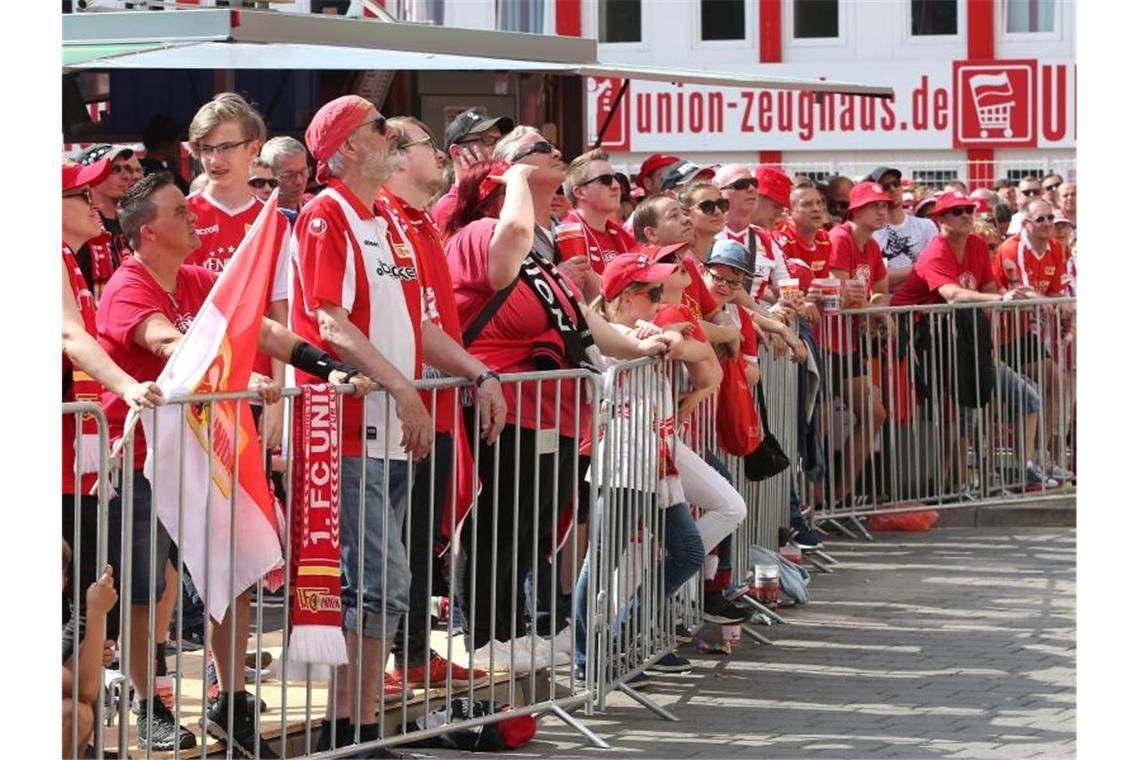 Union Berlin: Sehnsucht nach erstem Bundesliga-Aufstieg Fans von Union Berlin stehen beim Public Viewing auf dem Stadionvorplatz. Foto: Andreas Gora