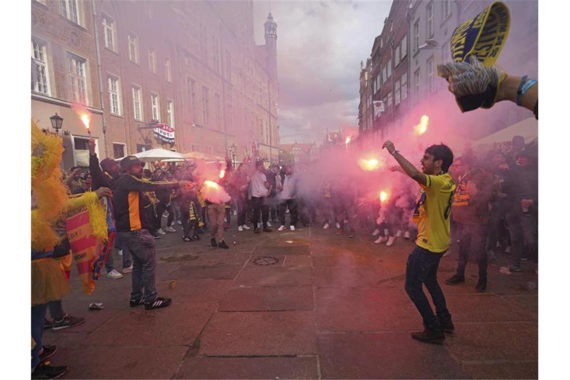 Fans von Villarreal feiern vor dem Spiel in der Danziger Innenstadt. Foto: Czarek Sokolowski/AP/dpa