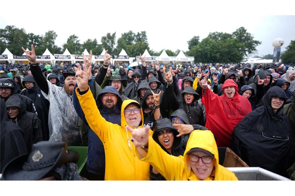 Fans vor der Eröffnung des "Infields".