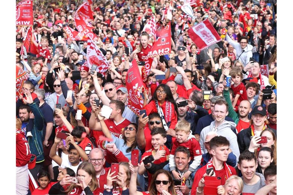 Sehnsucht gestillt: Klopp und Liverpool auf Europas Thron Fans warten in Liverpool auf die die Spieler. Foto: Barrington Coombs/PA Wire