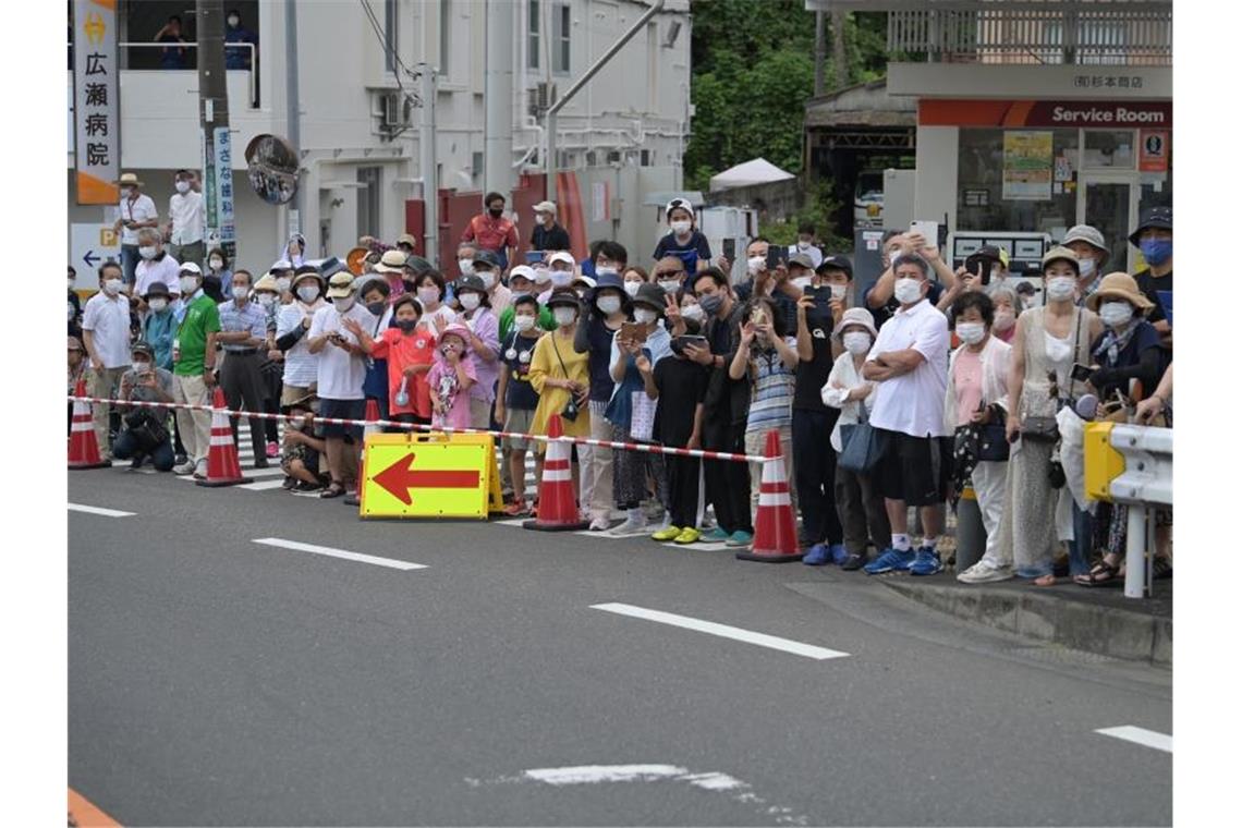 Fans warten in Tokio auf die olympischen Radrennfahrer. Foto: Sebastian Gollnow/dpa