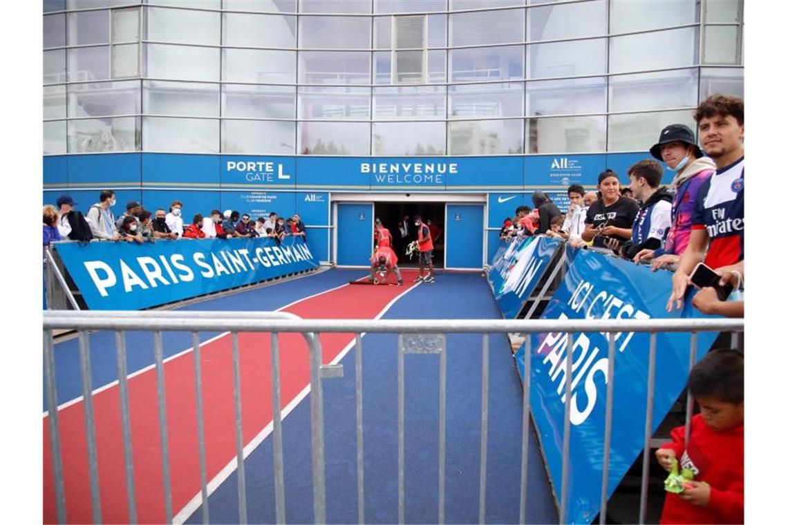 PSG bestätigt: Messi-Wechsel ist perfekt Fans warten vor dem Stadion Parc des Princes von Paris Saint-Germain auf Messis Ankunft. Foto: Zakaria Abdelkafi/AFP/dpa