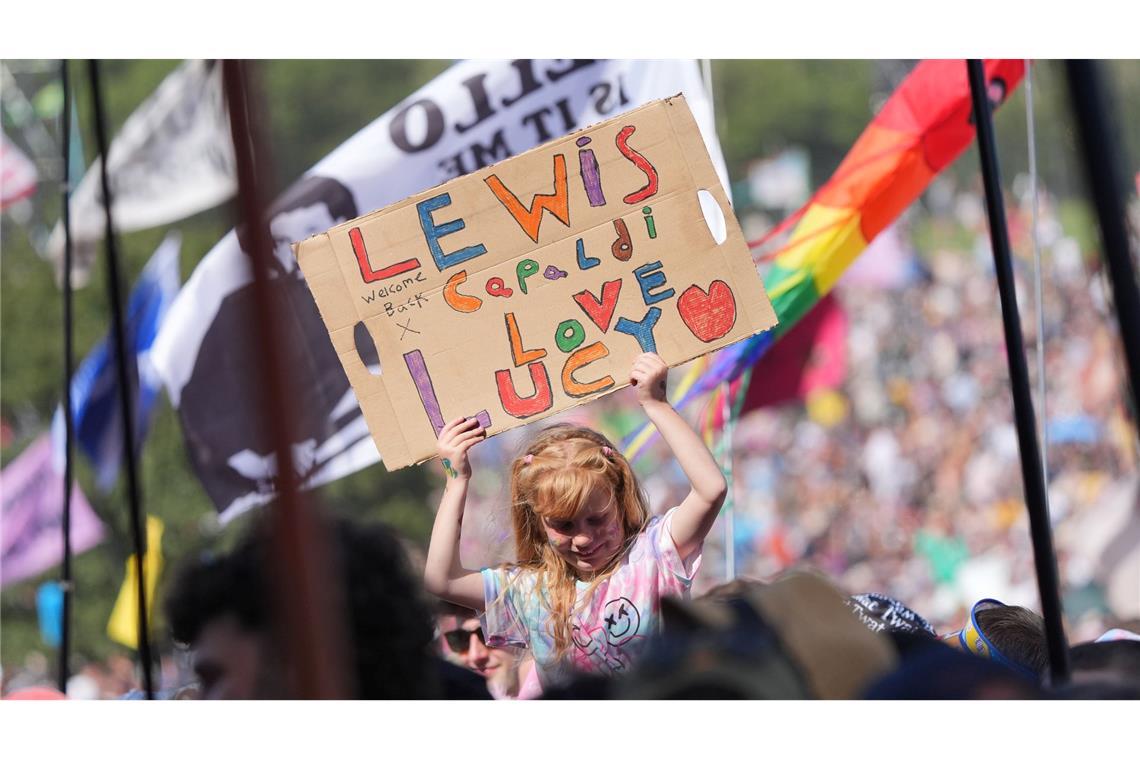 Lewis Capaldi feiert Comeback beim Glastonbury Fans zeigen Lewis Capaldi ihre Unterstützung.