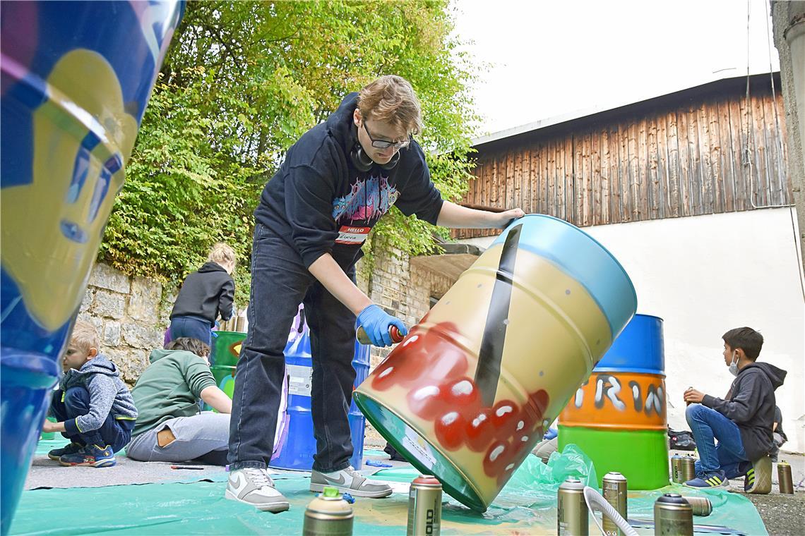 Farbe für die Tonne: Angeleitet von der Backnanger Agentur Adkru setzen zwölf Teilnehmer beim zweitägigen Graffitiworkshop im Murrpott ihre Ideen mit Sprühflaschen um.