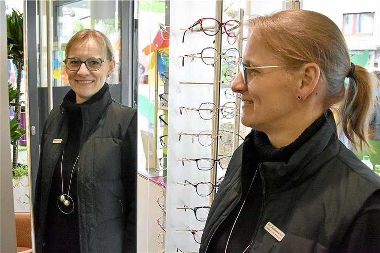 Farben sind wieder in, sagt Augenoptikermeisterin Helene Holzwarth, Inhaberin von Stegmeyer Augenoptik in Unterweissach. Foto: T. Sellmaier