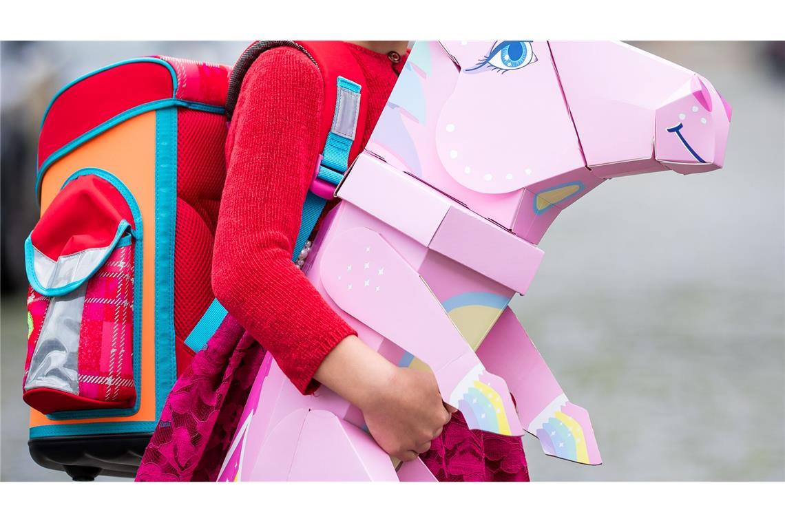 Der Hype ums Einhorn: Zwischen Mythologie und Schokolade Farben und Glitzer sind typisch für Einhörner, aber nicht der entscheidende Grund für den Erfolg von Einhorn-Produkten. (Archivbild)
