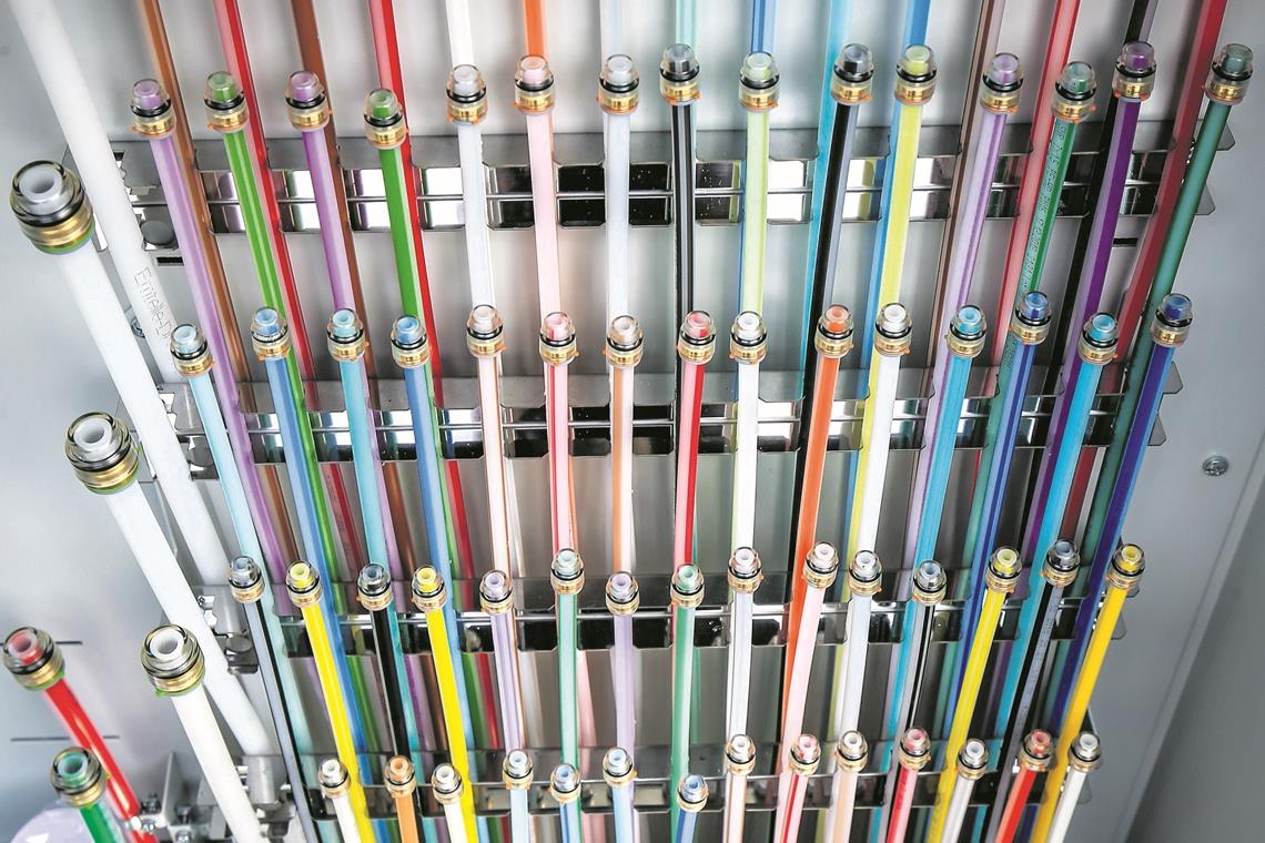 Farbenfroh: Das Foto zeigt den Blick in einen Netzverteilerkasten für Glasfaserleitungen.  Foto: A. Becher