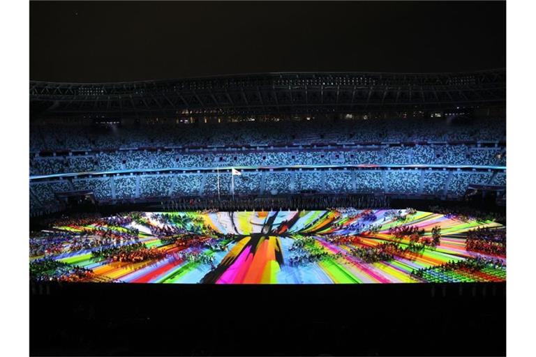 Farbenfroh wurden die paralympischen Sportler im Nationalstadion begrüßt. Foto: Karl-Josef Hildenbrand/dpa