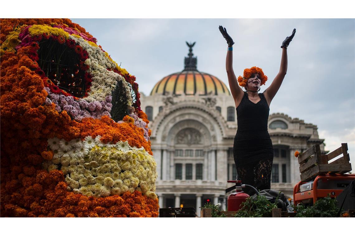 Farbenfrohe Parade zum Tag der Toten in Mexiko-Stadt