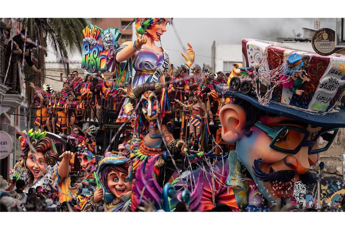 Farbenfrohe Wagen zogen durch die Stadt Pasto im Südwesten von Kolumbien.