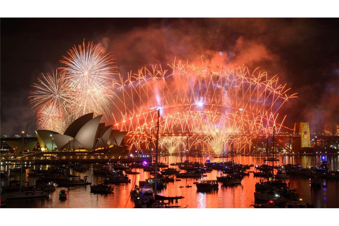 Farbenpracht über dem Hafen von Sydney: Feuerwerk begeistert am Silvesterabend