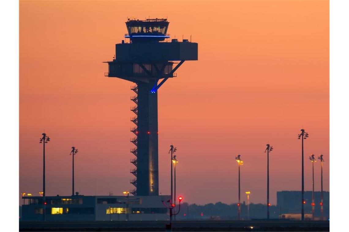 BER-Flugrouten könnten sich in Teilen noch einmal ändern Farbenprächtig leuchtet der Morgenhimmel über dem Gelände des neuen Hauptstadtflughafens Berlin Brandenburg Airport Willy Brandt (BER). Foto: Patrick Pleul/dpa-Zentralbild/dpa