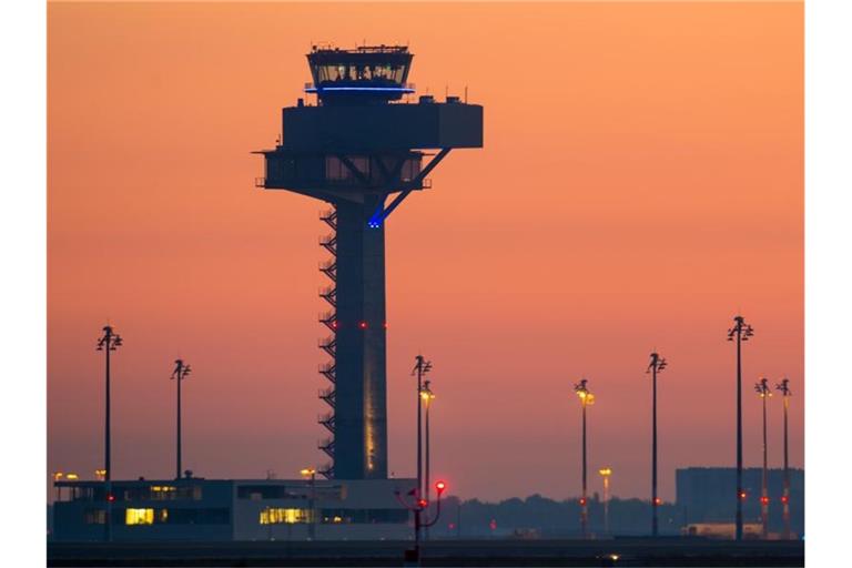 Farbenprächtig leuchtet der Morgenhimmel über dem Gelände des neuen Hauptstadtflughafens Berlin Brandenburg Airport Willy Brandt (BER). Foto: Patrick Pleul/dpa-Zentralbild/dpa