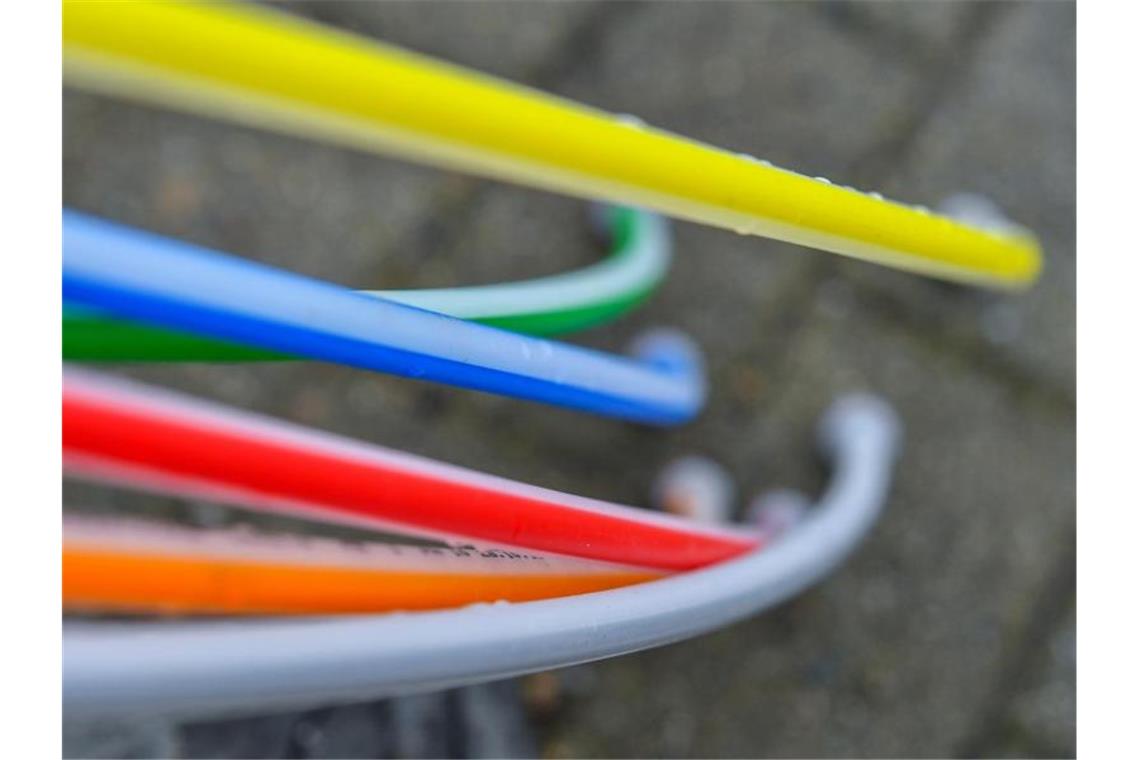 Farbige Leerrohre, in die später die Glasfaserkabel verlegt werden, liegen an einer Straße. Foto: Patrick Pleul/ZB/dpa/Symbolbild