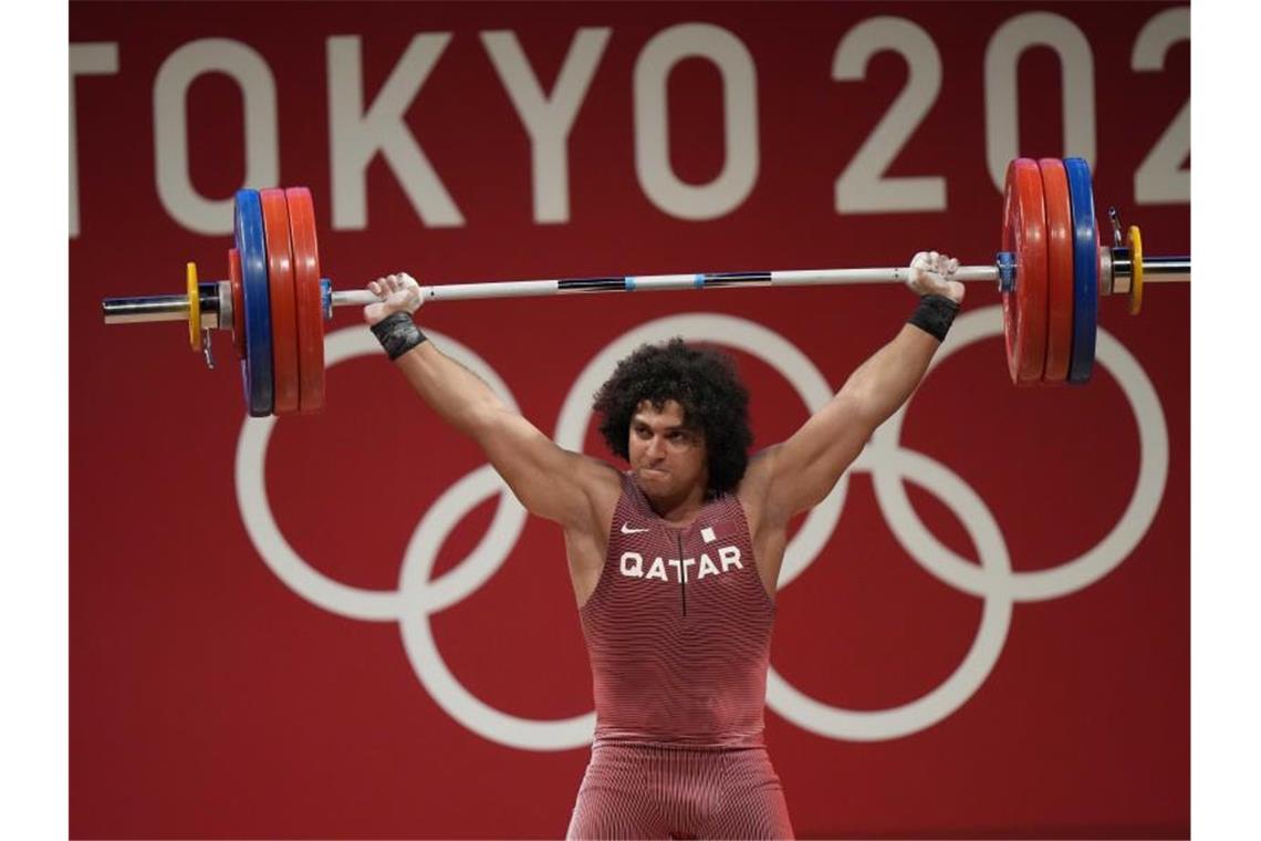 Fares Ibrahim Elbakh aus Katar gewann Gold im Gewichtheben. Foto: Luca Bruno/AP/dpa