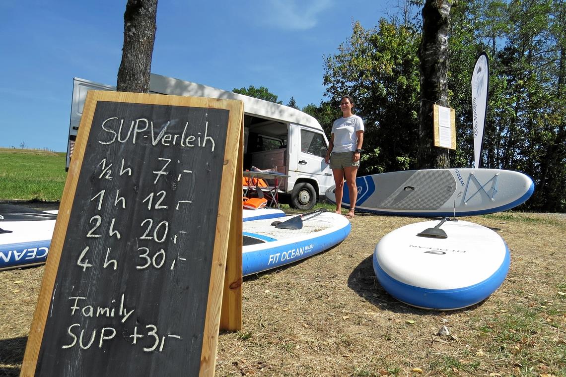 Stand-up-Paddling-Eldorado am Aichstrutsee Farina Köstler an der Ausleihstation. Sonntags sind die SUPs schnell vergeben.