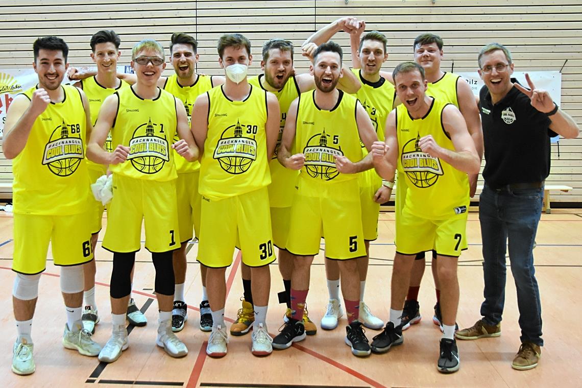 Faruk Gökdemir, Nils Heyden, Dominik Glubrecht, Andrija Vidačak, Lukas Oesterle, Stefan Orth, Tom Schäfer, Kapitän Nikolai Kaiser, Kevin Wendel, Jan Rupp und Trainer Jörg Blaetter (von links) von den Basketballern der TSG Backnang bejubeln die Meisterschaft und den Aufstieg. Es fehlen David Kifle, Lukas Langer, Maximilian Jeck, Nikolaos Saloupis, Miodrag Starčević, Stephan Neuer, Viktor Linker, Slobodan Momčilović, Max Reichmann und Robert Höher. Foto: T. Sellmaier