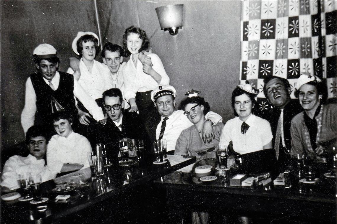 Faschingsball in der Restauration zur Blume in der Sulzbacher Straße in Backnang in der ersten Hälfte der 1950er-Jahre. Foto: privat