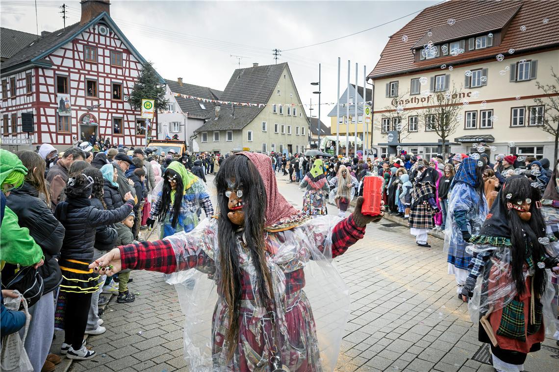 Faschingsumzug durch die Ortsmitte von Sulzbach an der Murr.