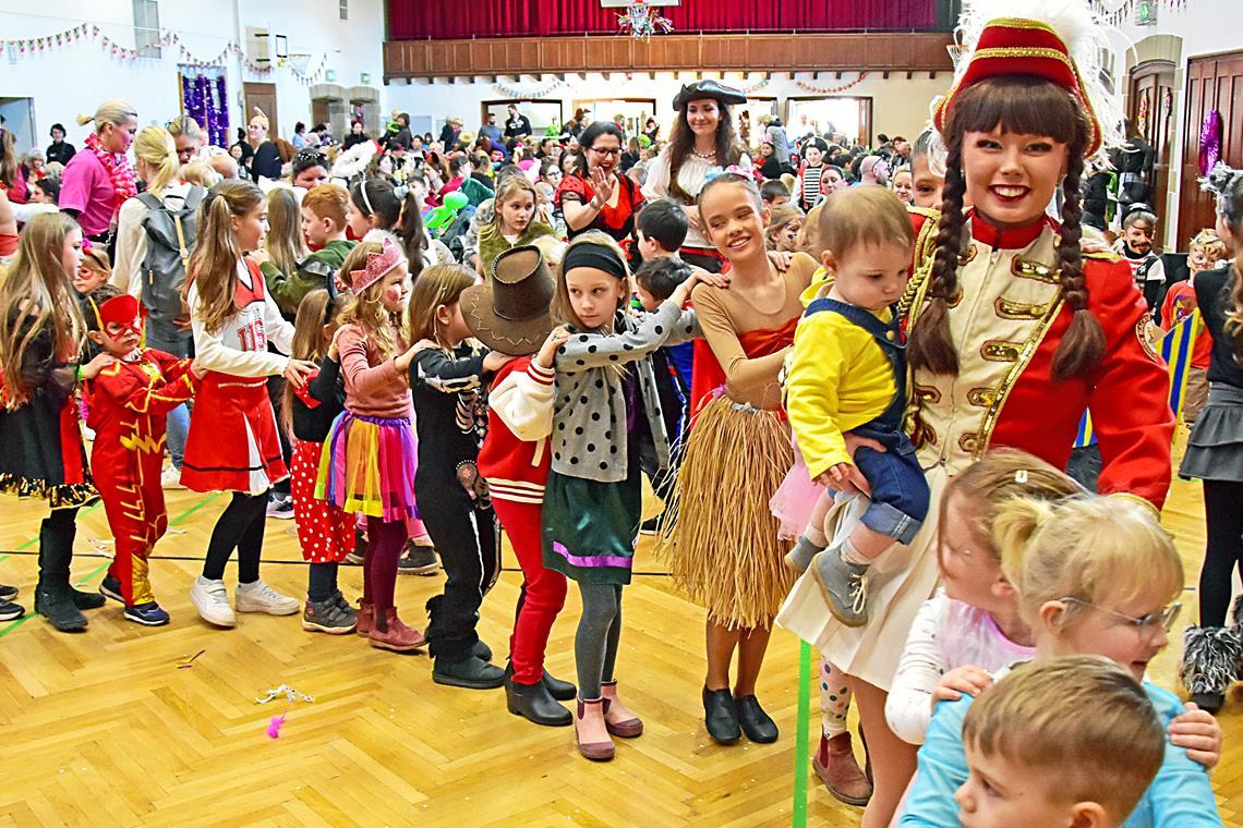 Die jüngsten Backnanger Fasnetfans zu wahren Narren machen Fasnet feiern wie die Großen: Bei der Polonaise stürmen Groß und Klein auf die Tanzfläche in der Stadthalle. Foto: Tobias Sellmaier