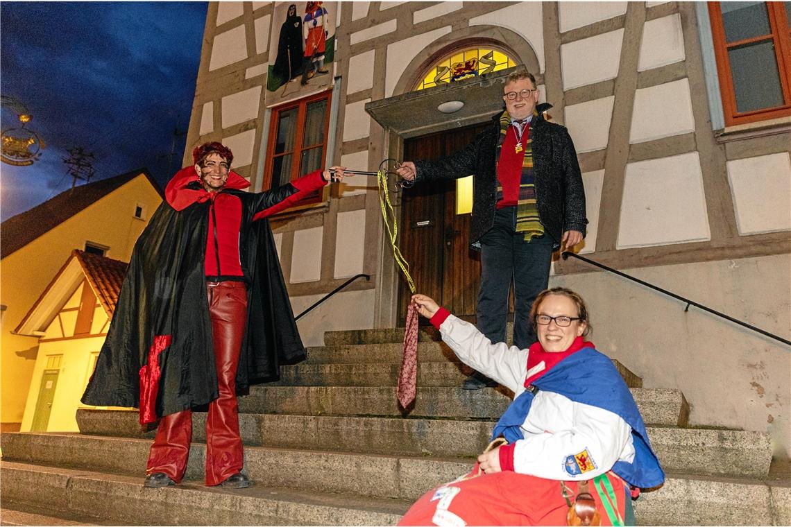 Fasnet in Sulzbach: Der Rathaussturm mit Schlüsselübergabe wurde in diesem Jahr quasi im Light-Format zelebriert. Foto: A. Becher