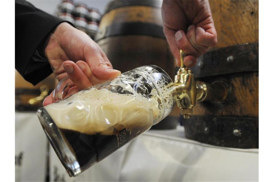 Fassbier ist für viele Brauereien derzeit ein Problem, weil es bei geschlossener Gastronomie und ohne Volksfeste kaum verkauft werden kann. Foto: Armin Weigel/dpa