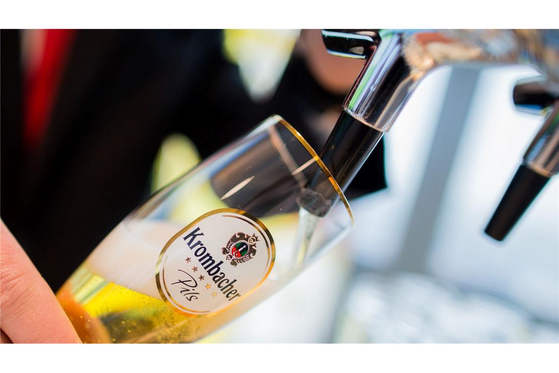 Große Brauer planen Bier-Preiserhöhungen Fassbier wird für Großkunden von Krombacher zum Herbst hin teurer. (Archivbild)