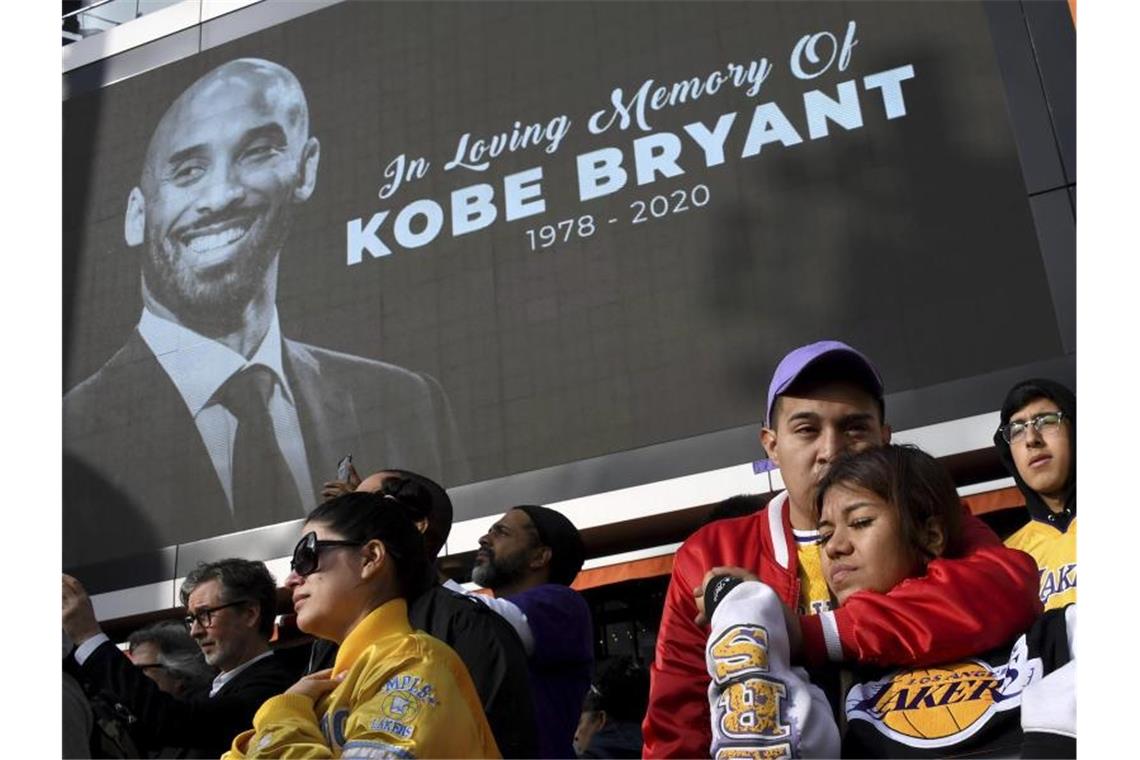 „Ruhe in Frieden“: Nowitzki und Sport-Welt trauern um Bryant Fassungslos: Fans vor dem Staples Center gedenken Kobe Bryant. Foto: Keith Birmingham/The Orange County Register/AP/dpa