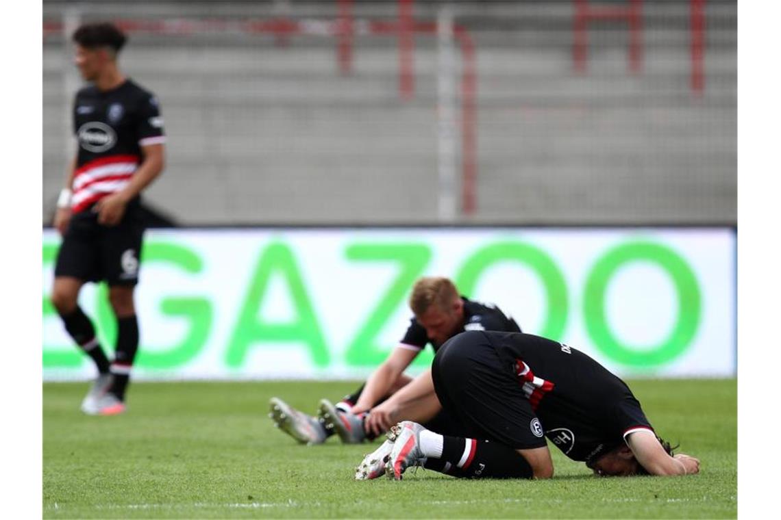 Fassungslos: Fortuna Düsseldorf muss nach zwei Jahren wieder zurück in die 2. Liga. Foto: Maja Hitij/Getty Images Europe/Pool/dpa